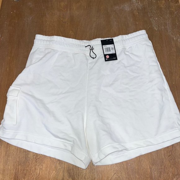 Nike Women's Standard Fit White Shorts‎ XXL NWT - Picture 1 of 9